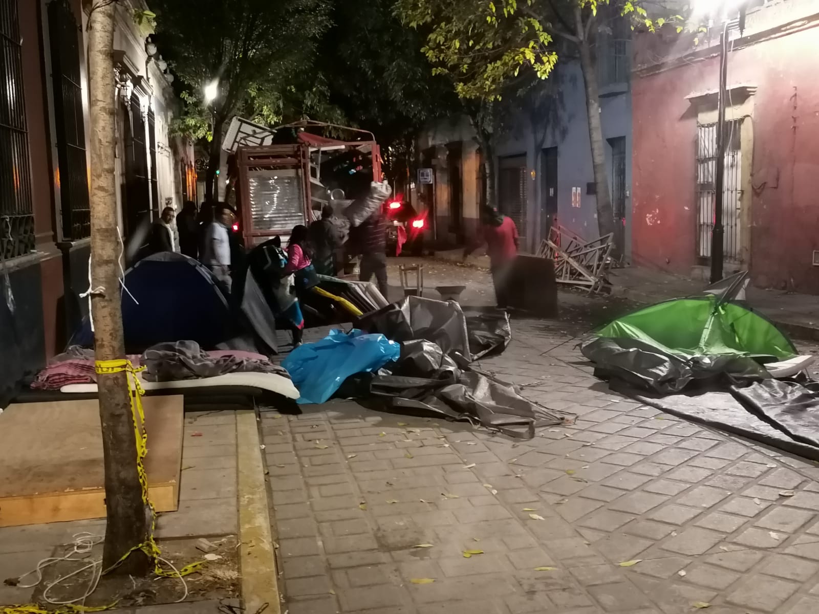 Desmantelan campamento y plantón de trabajadores despedidos de la Secretaria de Salud, de casa de Gobierno y calles de Oaxaca.