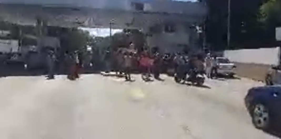 Bloquean carretera Oaxaca-Veracruz y toma caseta de cobro para exigir entrega de recursos Bloquean carretera Oaxaca-Veracruz y toma caseta de cobro para exigir entrega de recursos
