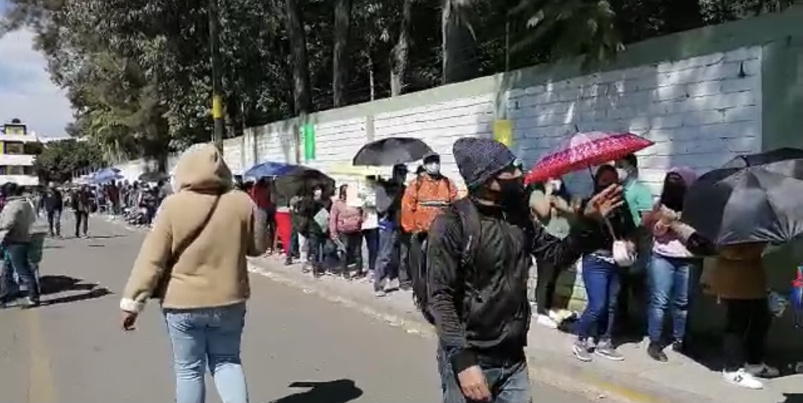 Hasta mil 500 pesos por apartado en la fila en modulo de vacunación anti covid en zona militar de Oaxaca. Hasta mil 500 pesos por apartado en la fila en modulo de vacunación anti covid en zona militar de Oaxaca.