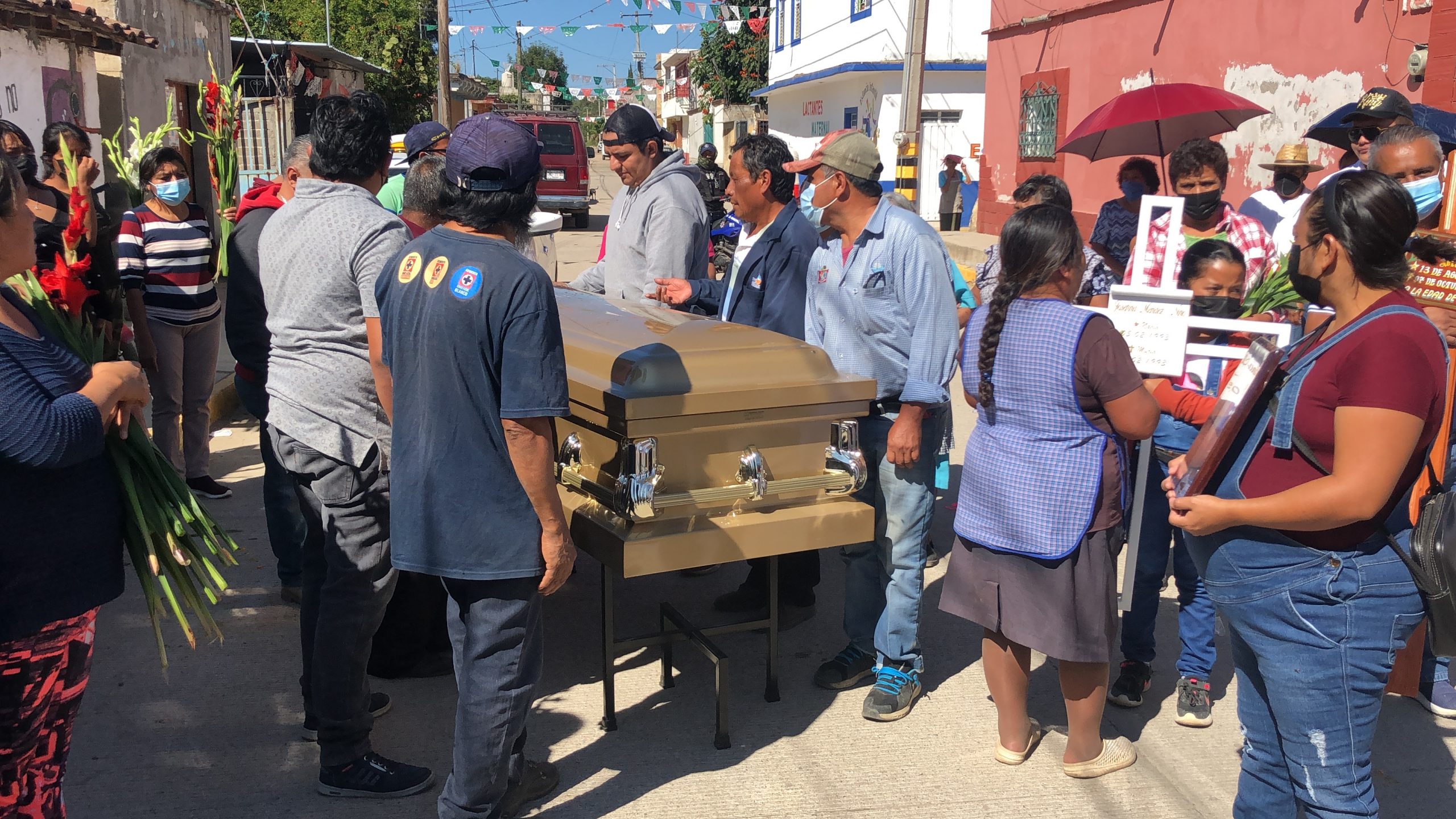 Se realiza en Oaxaca funerales y sepelio de migrante, cuyo ataúd estuvo varado en el aeropuerto de la Cdmx, por un extravío de documentos por parte de una aerolínea de EUA Se realiza en Oaxaca funerales y sepelio de migrante, cuyo ataúd estuvo varado en el aeropuerto de la Cdmx, por un extravío de documentos por parte de una aerolínea de EUA