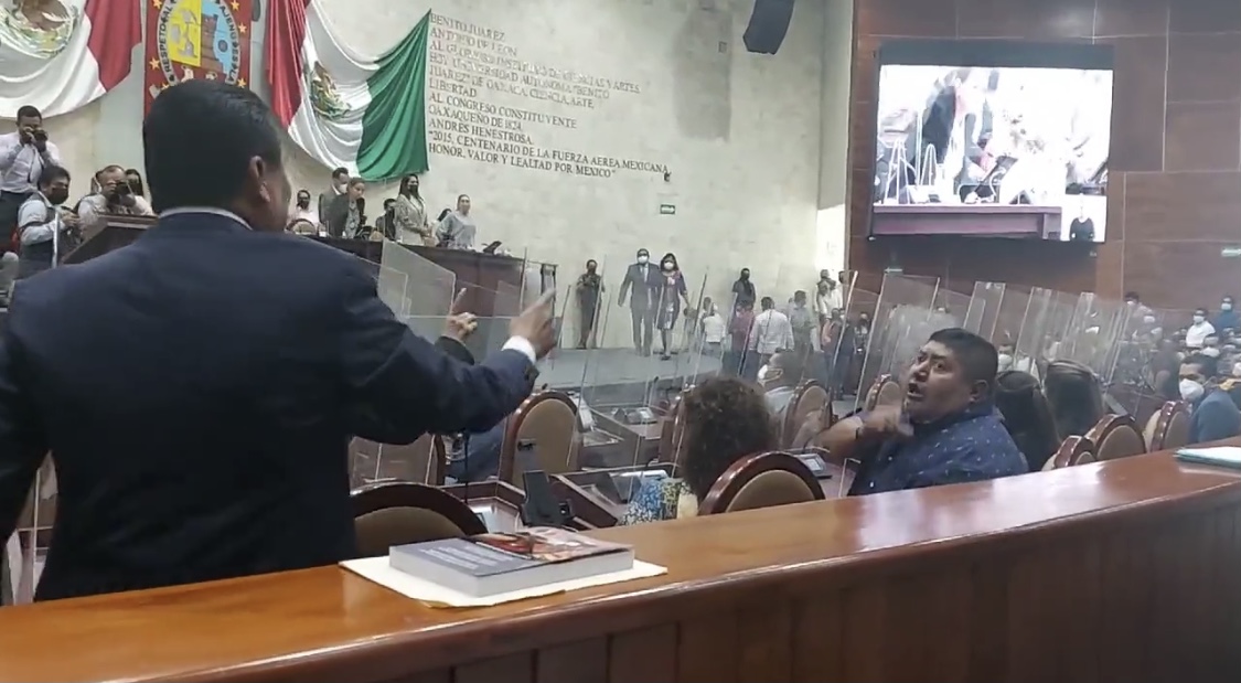 En Oaxaca..en la cámara de diputados, un legislador renunció al PRI y busco crear una nueva fracción con el PVEM, pero le negaron el derecho, acudir a tribunales