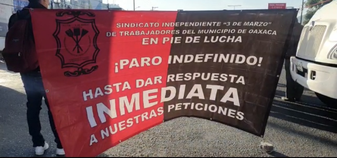 Trabajadores de limpia vuelven a realizar bloqueos en la ciudad de Oaxaca; para exigir el pago de combustible y la reparación de sus camiones recolectores de basura. Trabajadores de limpia vuelven a realizar bloqueos en la ciudad de Oaxaca; para exigir el pago de combustible y la reparación de sus camiones recolectores de basura.