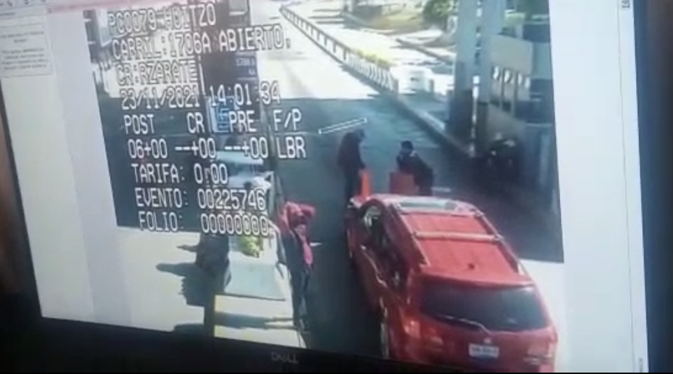 Sujetos disparan contra manifestantes que tomaron caseta de cobro en la autopista Oaxaca-México, hay un herido.