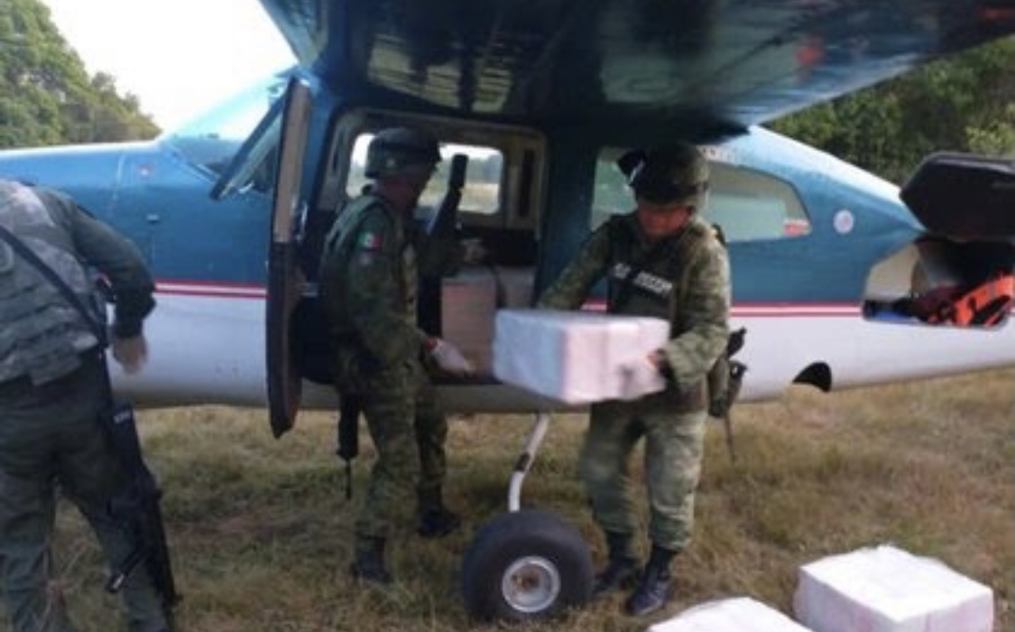 Incauta ejército avioneta con con cocaína en la zona del Itsmo en Oaxaca.