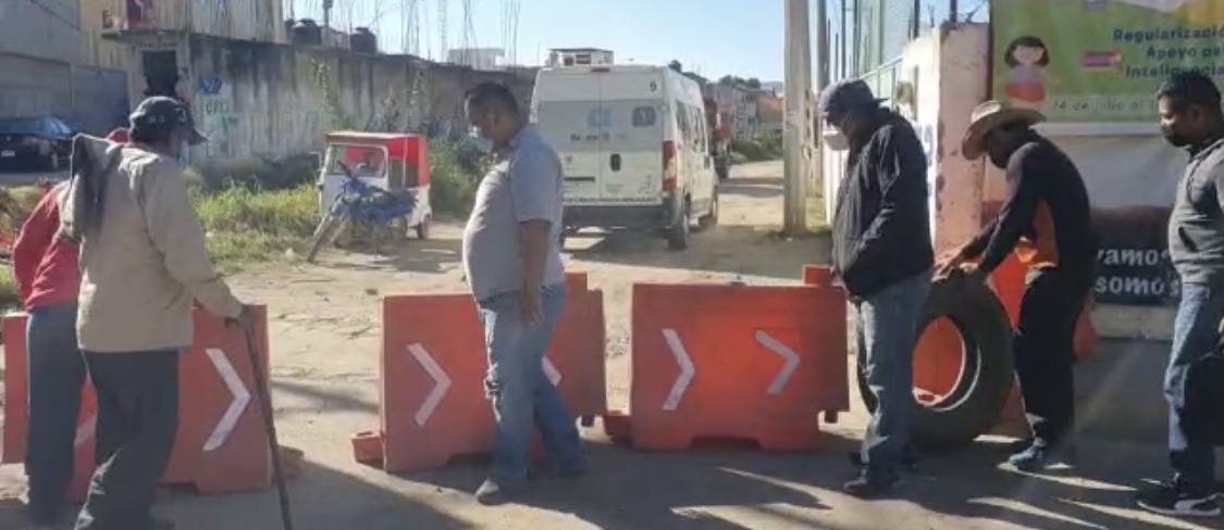 En Oaxaca, vecinos y colonos toman maquinaria y realizan bloqueos para frenar obras de la ampliación de 8 carriles de “Símbolos Patrios”. En Oaxaca, vecinos y colonos toman maquinaria y realizan bloqueos para frenar obras de la ampliación de 8 carriles de “Símbolos Patrios”.