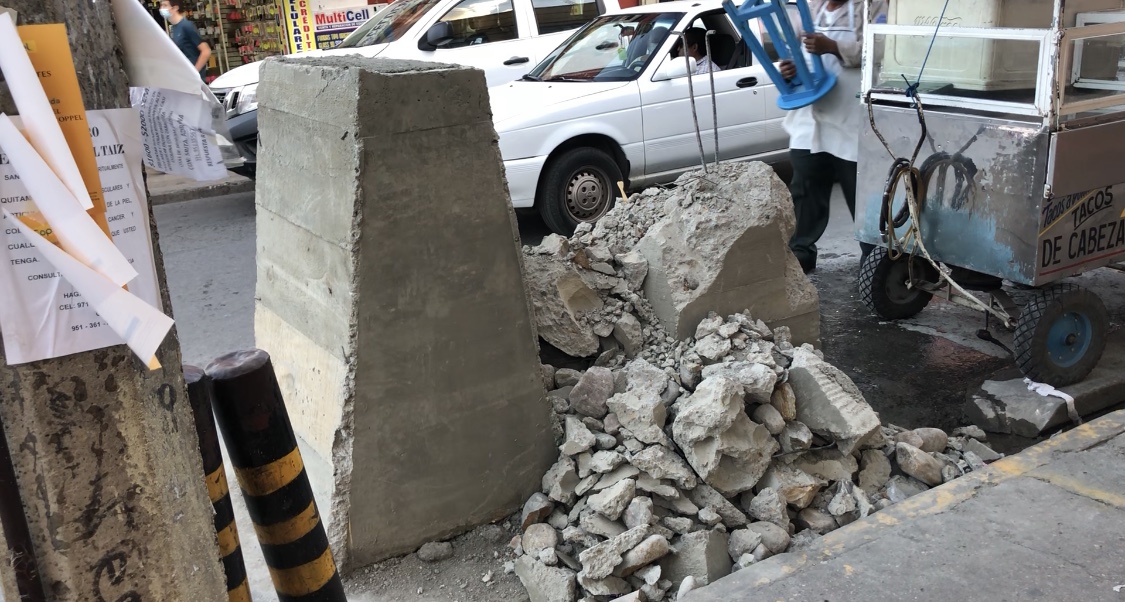 En Oaxaca construyen un muro anti ambulantaje, comerciantes callejeros lo destruyen