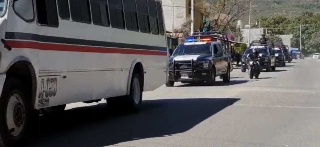 Policía recupera unidades del transporte público que fueron secuestradas por normalistas de Oaxaca