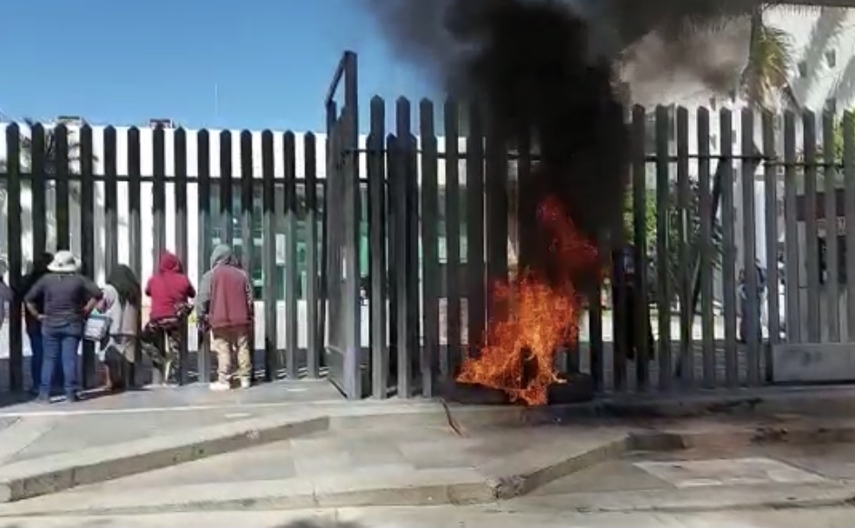 Queman llantas y encierran a legisladores  y trabajadores y trabajadores en la Cámara de Diputados de Oaxaca, para exigir justicia por violencia de género.