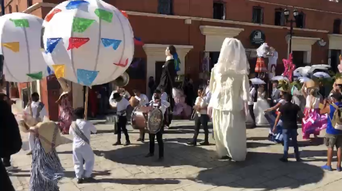 Regresa turismo de romance, y los festejos de matrimonios en las calles de Oaxaca, pese a pandemia por Covid-19 Regresa turismo de romance, y los festejos de matrimonios en las calles de Oaxaca, pese a pandemia por Covid-19