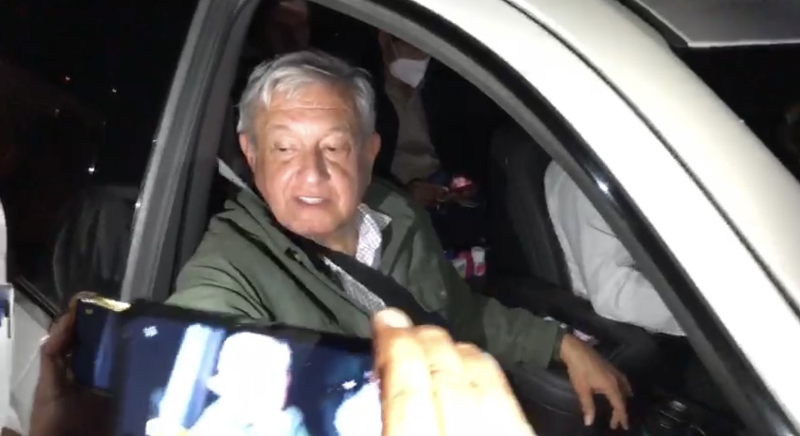 Arriba el Presidente AMLO a la ciudad de Oaxaca con porras y selfies