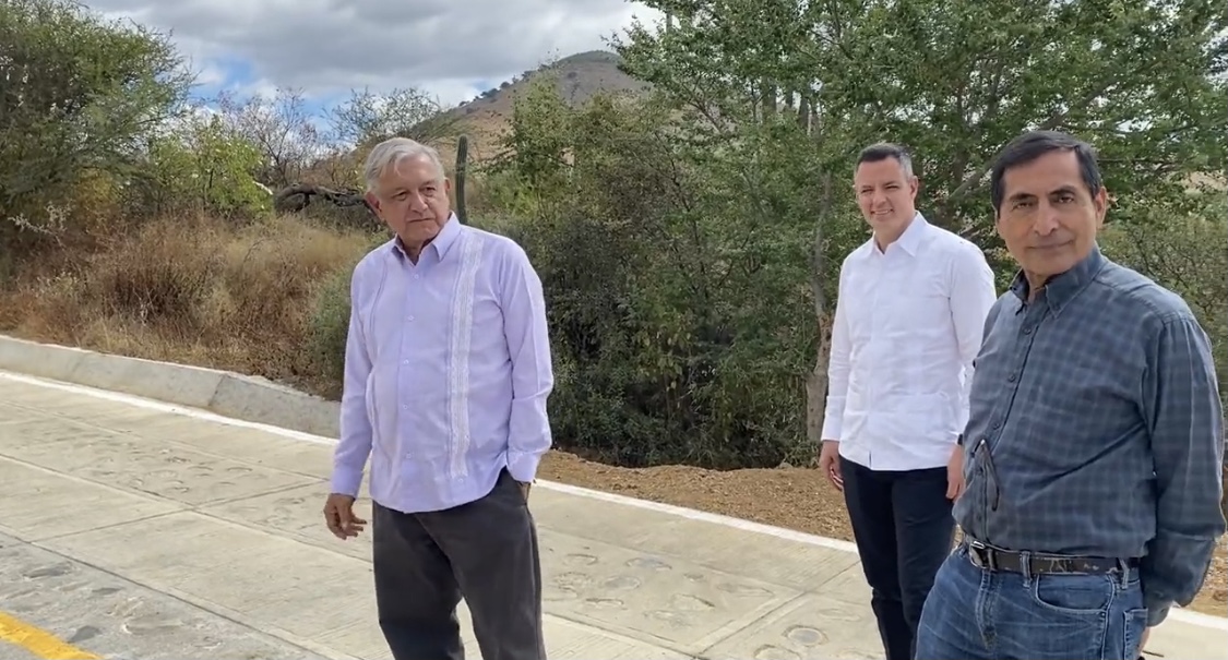 Inaugura AMLO y Murat; camino rural de San Jerónimo Taviche.