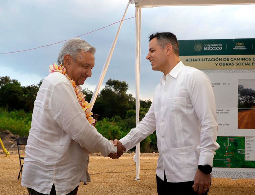 En Oaxaca, AMLO y Murat, supervisan avance de autopista y rehabilitación de refinería de Salina Cruz En Oaxaca, AMLO y Murat, supervisan avance de autopista y rehabilitación de refinería de Salina Cruz