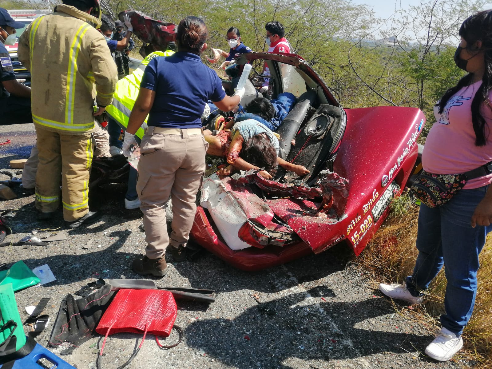 Choca pipa contra taxi en carretera costera en Oaxaca deja saldo de 5 victimas y 1 herido