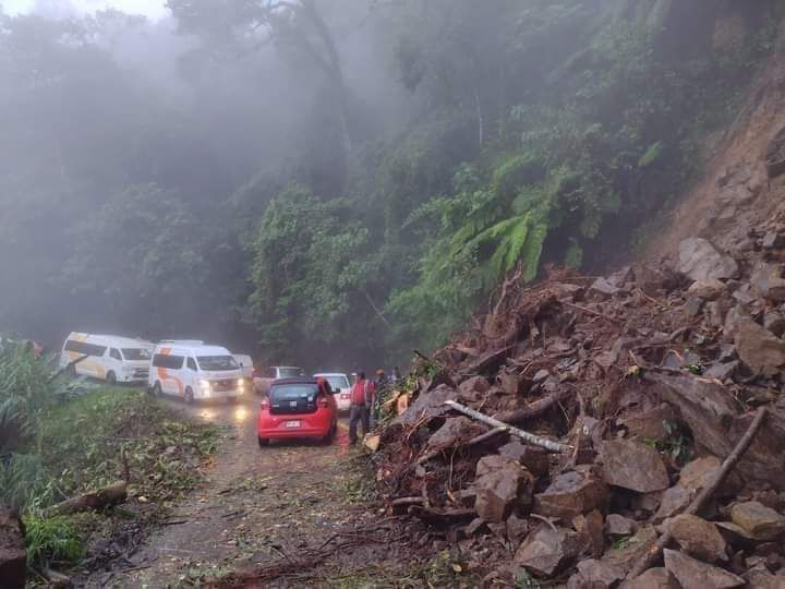 Lluvias por Frente Frio generan en Oaxaca, daños y derrumbes en carreteras.