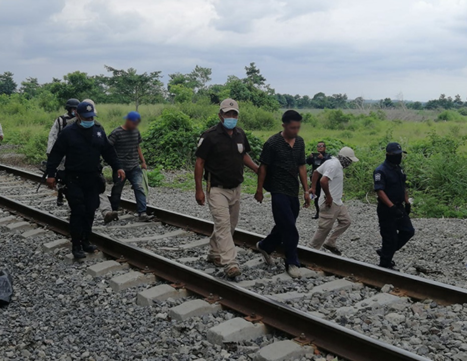 Aseguran a 18 migrantes que iban escondidos en el tren químico de Loma Bonita, Oaxaca Aseguran a 18 migrantes que iban escondidos en el tren químico de Loma Bonita, Oaxaca