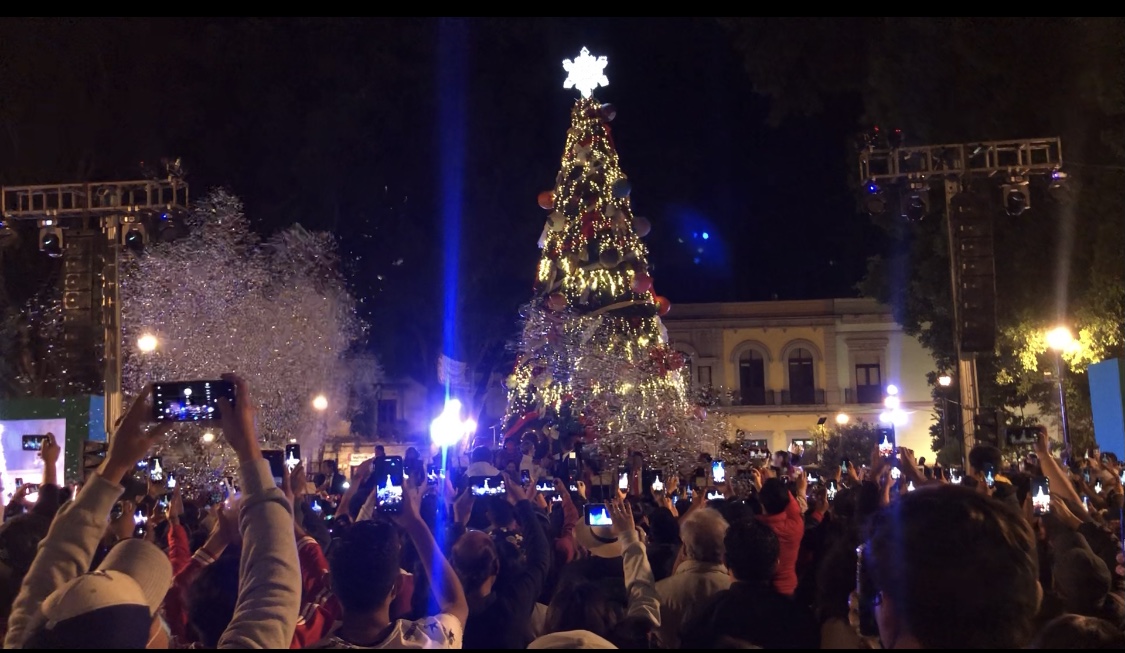 En Oaxaca en el inicio de la navidad, se encienden arboles de navidad en la ciudad y municipios.