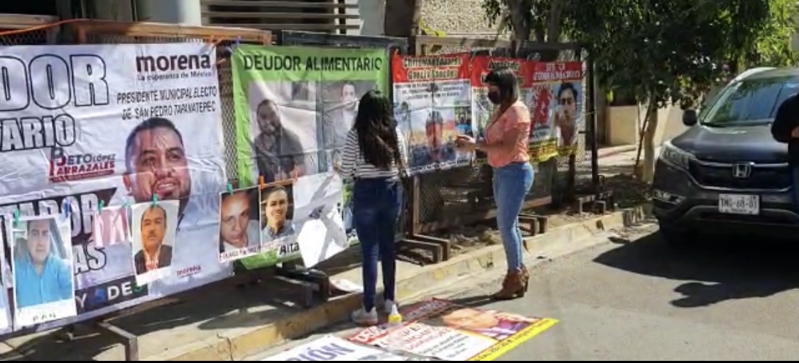 Patrulla feminista protesta en sede de Consejo Electoral en Oaxaca para evitar que se postulen candidatos morosos en el pago de pensiones alimenticias