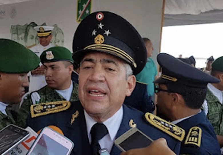 En Oaxaca vinculan a proceso y detienen a ex general de la Sedena acusado de extorsión.