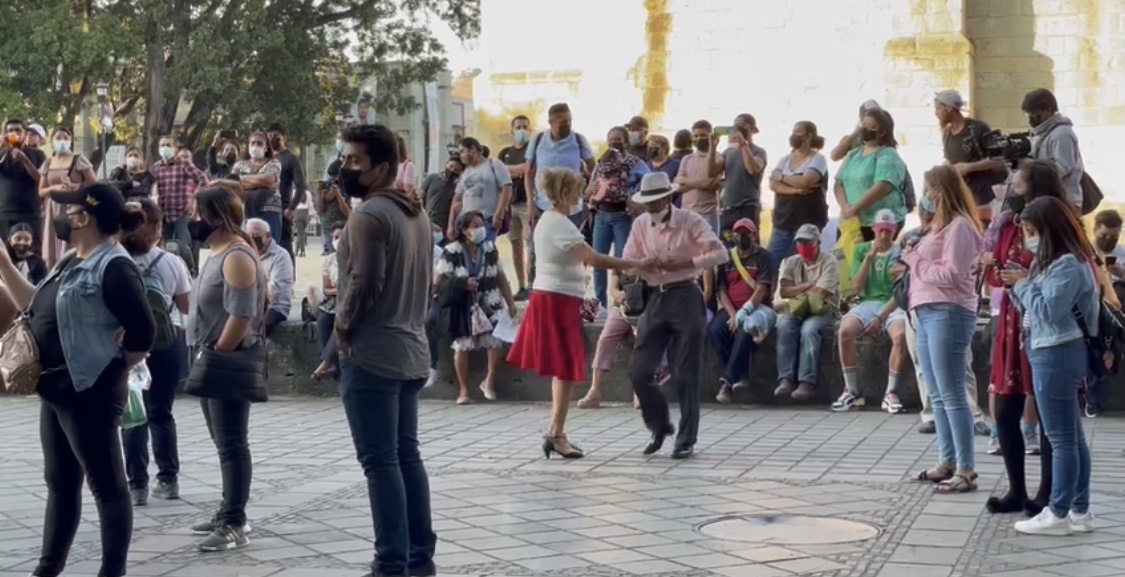 A pesar de la pandemia por Covid-19, regresan los bailes y conciertos en Oaxaca A pesar de la pandemia por Covid-19, regresan los bailes y conciertos en Oaxaca
