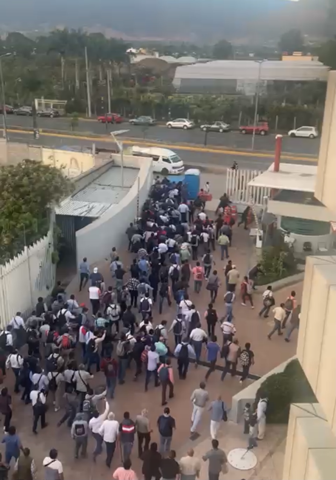 En Oaxaca organizaciones retienen a trabajadores para exigir entrega de recursos para obras En Oaxaca organizaciones retienen a trabajadores para exigir entrega de recursos para obras