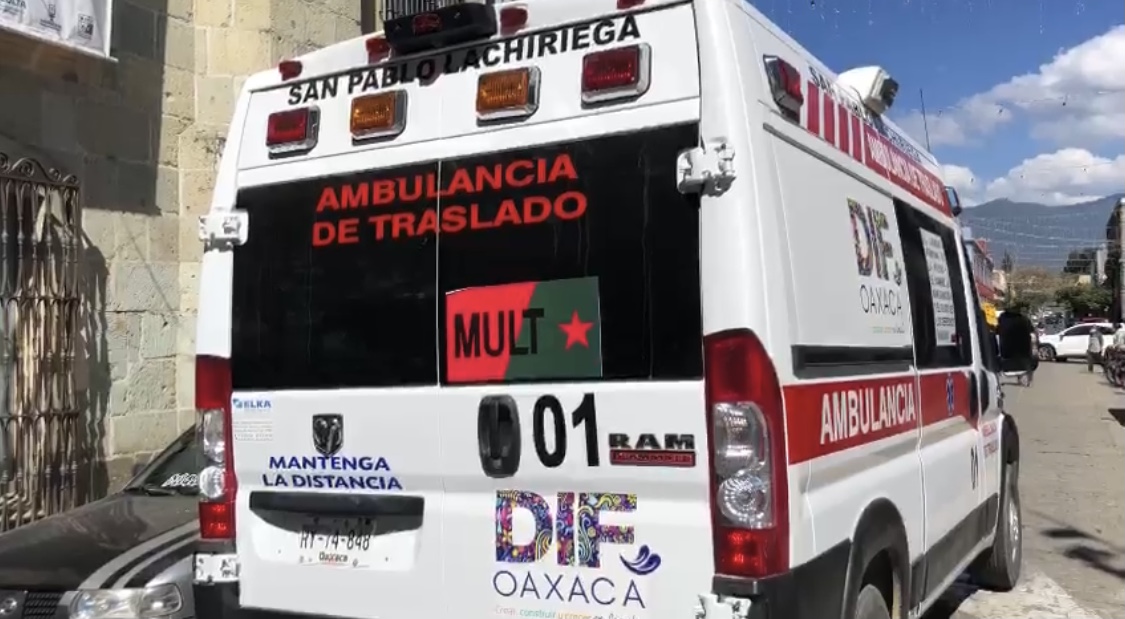 En Oaxaca triquis protestan con taxis, patrullas y ambulancias.