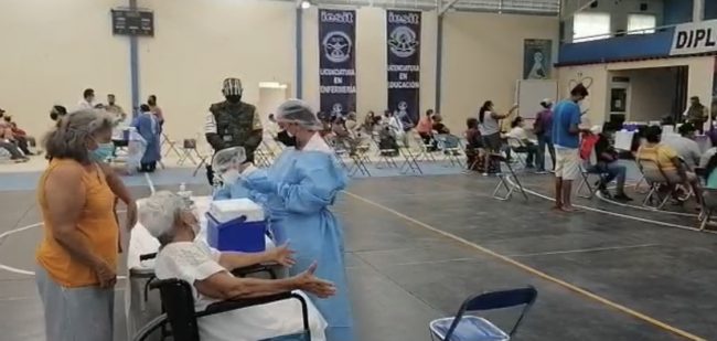 En Oaxaca inició el refuerzo de la vacuna anti covid a los grupos de adultos mayores