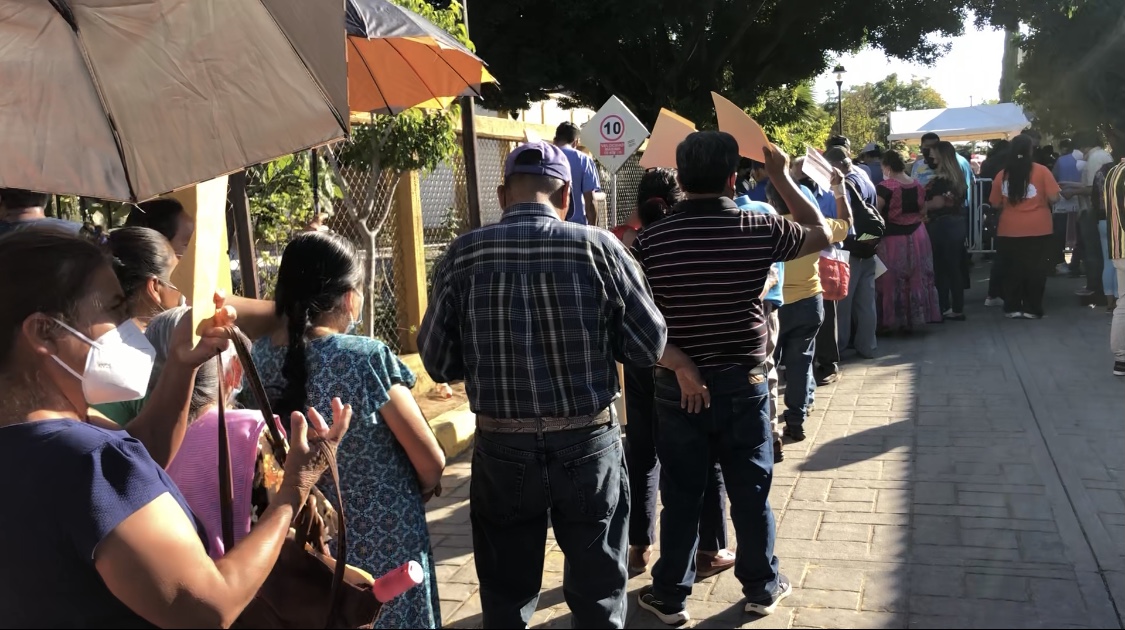 En Oaxaca hasta 2 kilómetros de fila para aplicar la vacuna de refuerzo a los adultos de 60 años y a los menores de edad.