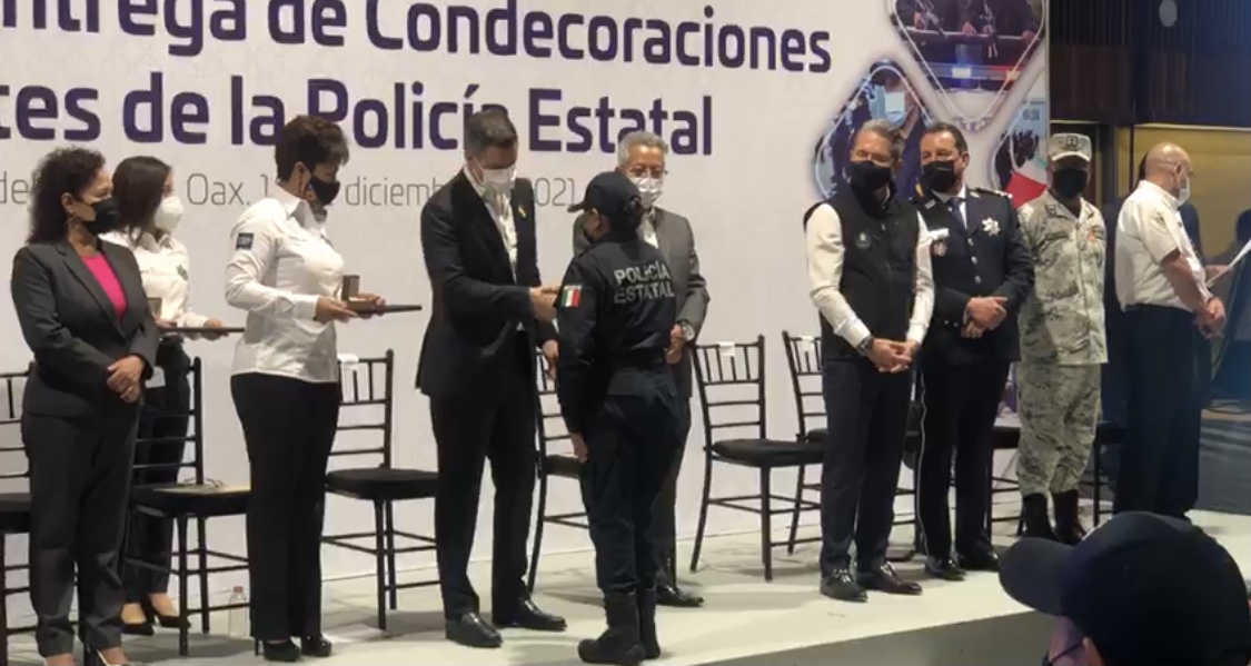 En Oaxaca se entregan medallas a policías que sacrificaron su vida por la sociedad, entre ellas una mujer policía que quedo en coma tras desalojo fallido en 2006