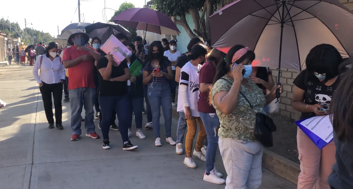 Larga filas en vacunación anti covid de refuerzo y de primera dosis a menores de edad en Oaxaca en jornada intensiva en la Cd de Oaxaca y zona conurbada