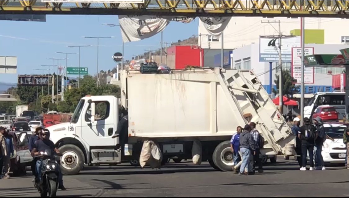 Vuelven trabajadores de limpia a cerrar la ciudad con bloqueos por el robo a su fondo de pensiones y falta de pago de combustible a los camiones recolectores