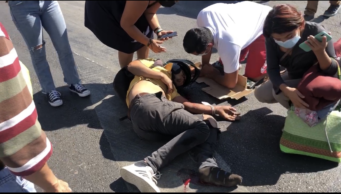 Por bloqueos de calles en Oaxaca por parte de trabajadores de limpia, atropellan a motociclista, ciudadanos se inconforman Por bloqueos de calles en Oaxaca por parte de trabajadores de limpia, atropellan a motociclista, ciudadanos se inconforman