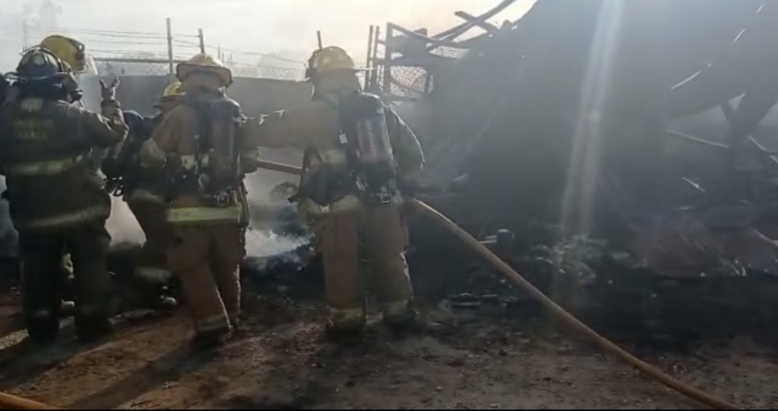 Se incendia bodega en Oaxaca por quema de basura, solo daños materiales.