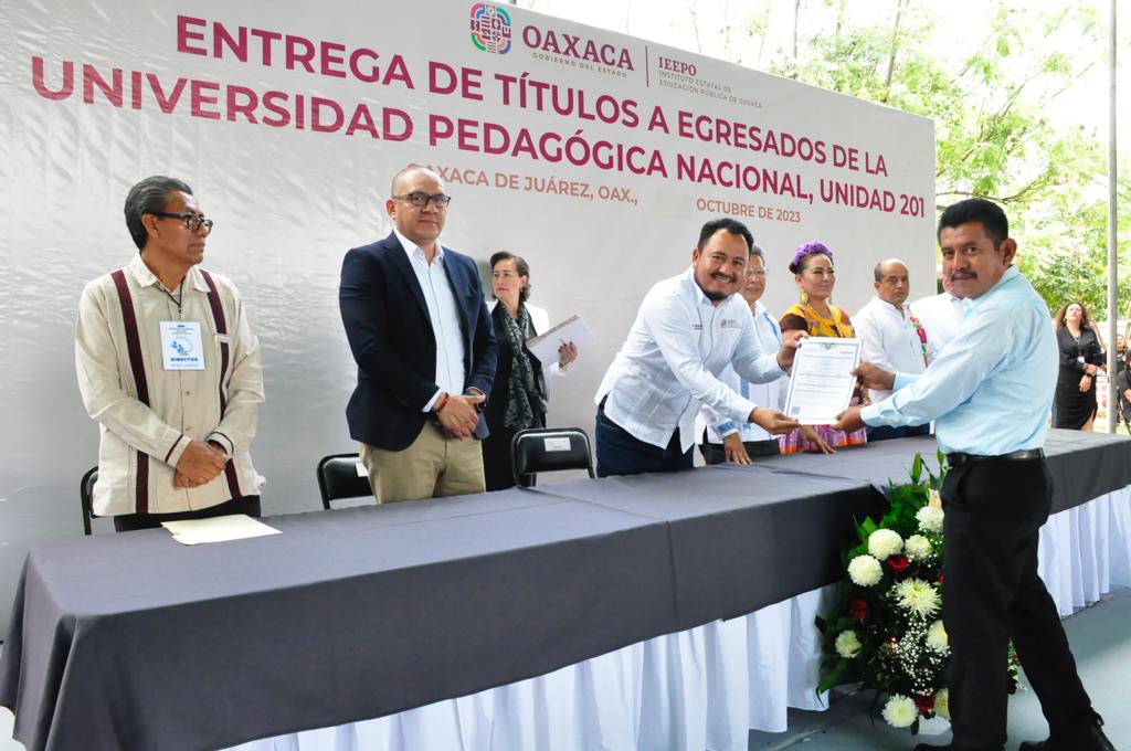 Realiza IEEPO entrega de títulos profesionales a egresados normalistas de la UPN, Unidad 201