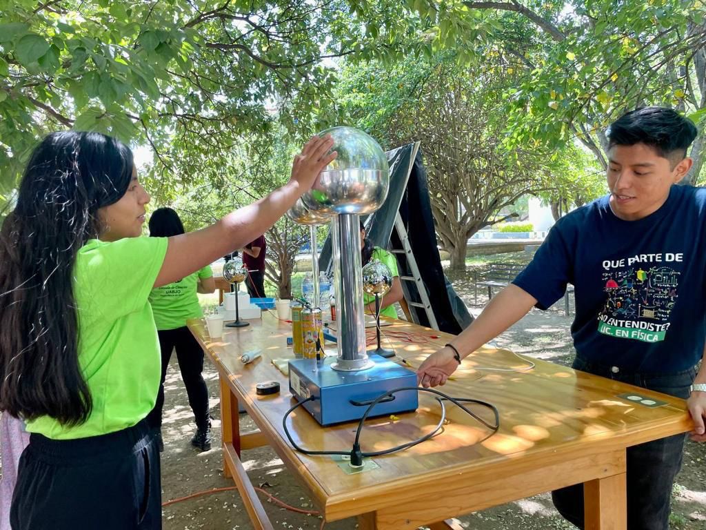 Escuela de Ciencias de la Uabjo muestra experimentos en su semana de aniversario Escuela de Ciencias de la Uabjo muestra experimentos en su semana de aniversario
