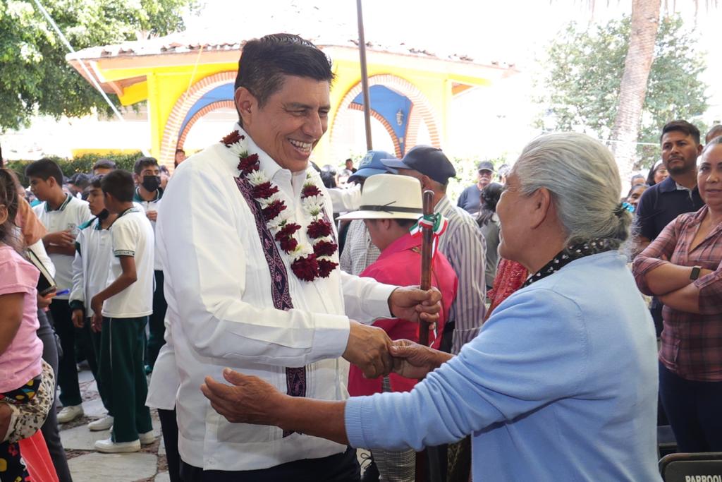 El Gobierno del pueblo invierte en infraestructura educativa y atiende rezagos sociales en Santa María Camotlán