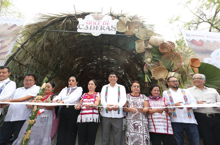 Festejan en la capital la cultura culinaria ancestral de la Mixteca con el Festival del Mole de caderas Festejan en la capital la cultura culinaria ancestral de la Mixteca con el Festival del Mole de caderas