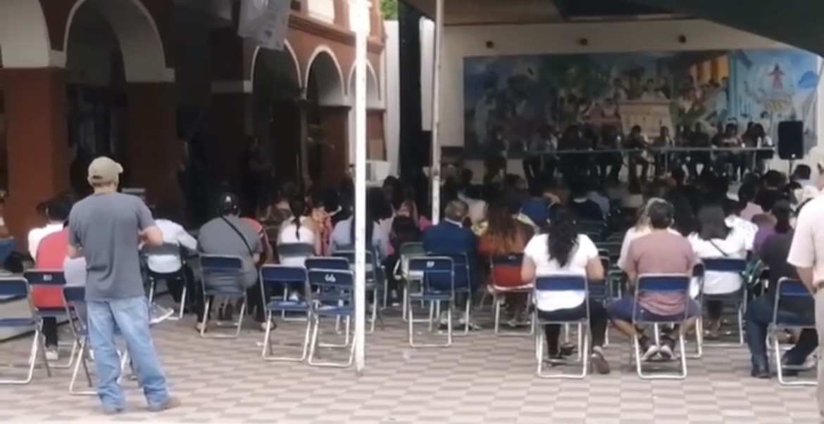 lanzan ultimatum asamblea de Pueblo de Oaxaca para que se retire centro de movilidad migratoria, gobierno responde que se quitara para festejo de muertos, pero volverá a operar lanzan ultimatum asamblea de Pueblo de Oaxaca para que se retire centro de movilidad migratoria, gobierno responde que se quitara para festejo de muertos, pero volverá a operar