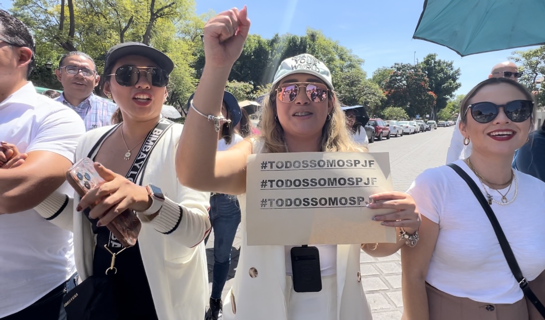 Marchan, bloquean calles y toman juzgados en Oaxaca para evitar desaparición de fideicomisos en el poder judicial federal Marchan, bloquean calles y toman juzgados en Oaxaca para evitar desaparición de fideicomisos en el poder judicial federal