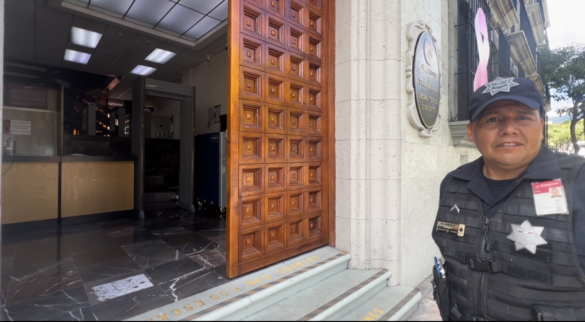 Regresan a laborar empleados del poder judicial en Oaxaca tras anunciar que van por el amparo colectivo Regresan a laborar empleados del poder judicial en Oaxaca tras anunciar que van por el amparo colectivo