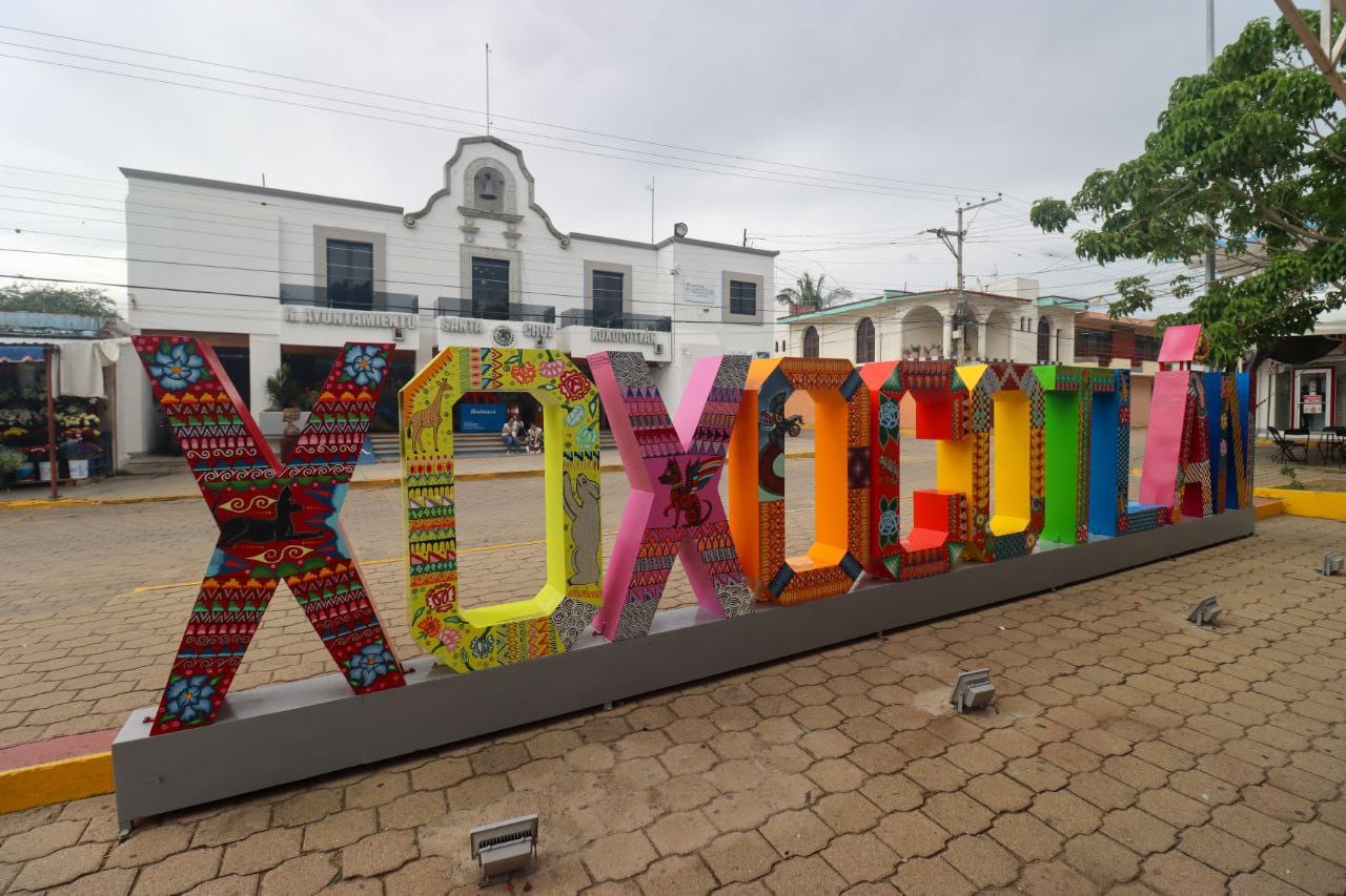 Devela Chente Castellanos nueva imagen de letrero monumental de Xoxo