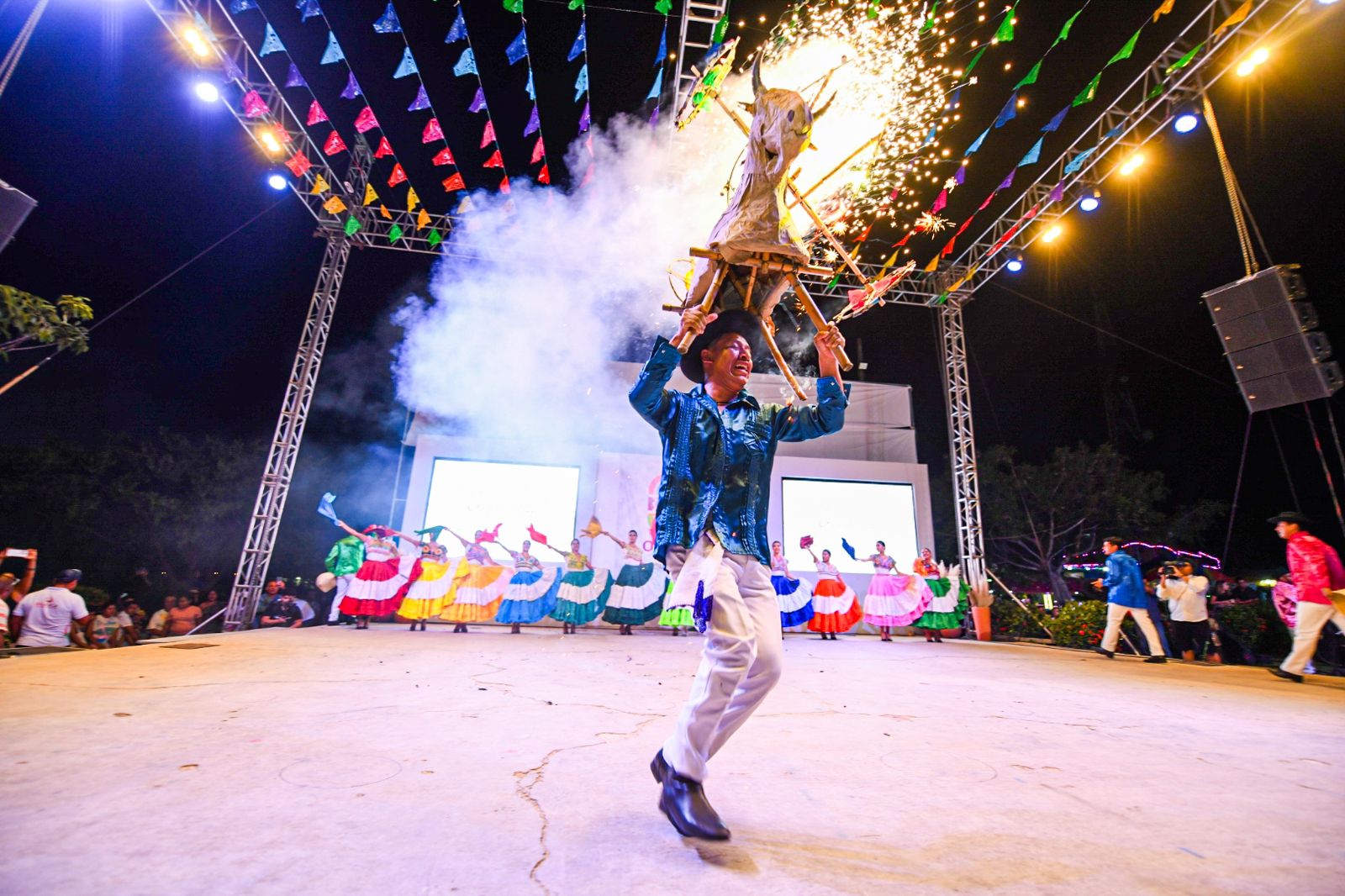 La hermandad y algarabía de los pueblos de la Costa oaxaqueña presentes en la Guelaguetza del Mar