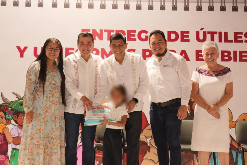 Inicia Gobierno Estatal entrega de útiles y uniformes escolares