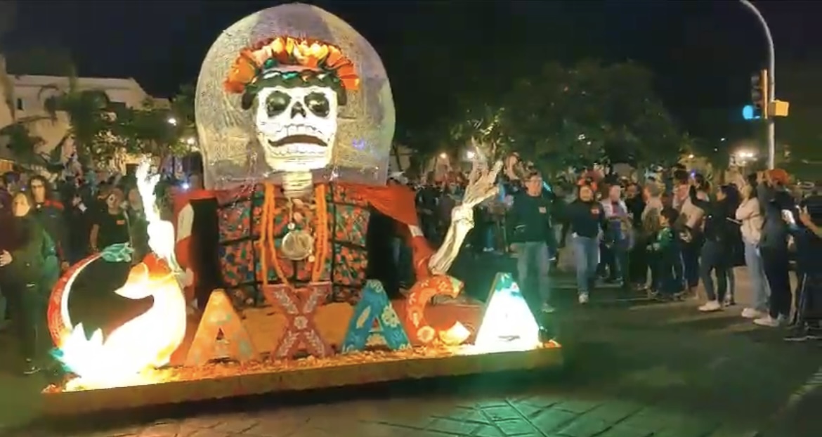 Mas de 5 mil participaron en la mega comparsa en Oaxaca por el festejo de muertos