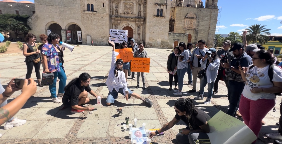 Protestan miembros de la comunidad LGBTQ+ en Oaxaca para exigir justicia por la muerte del magistrado Ociel Baena.