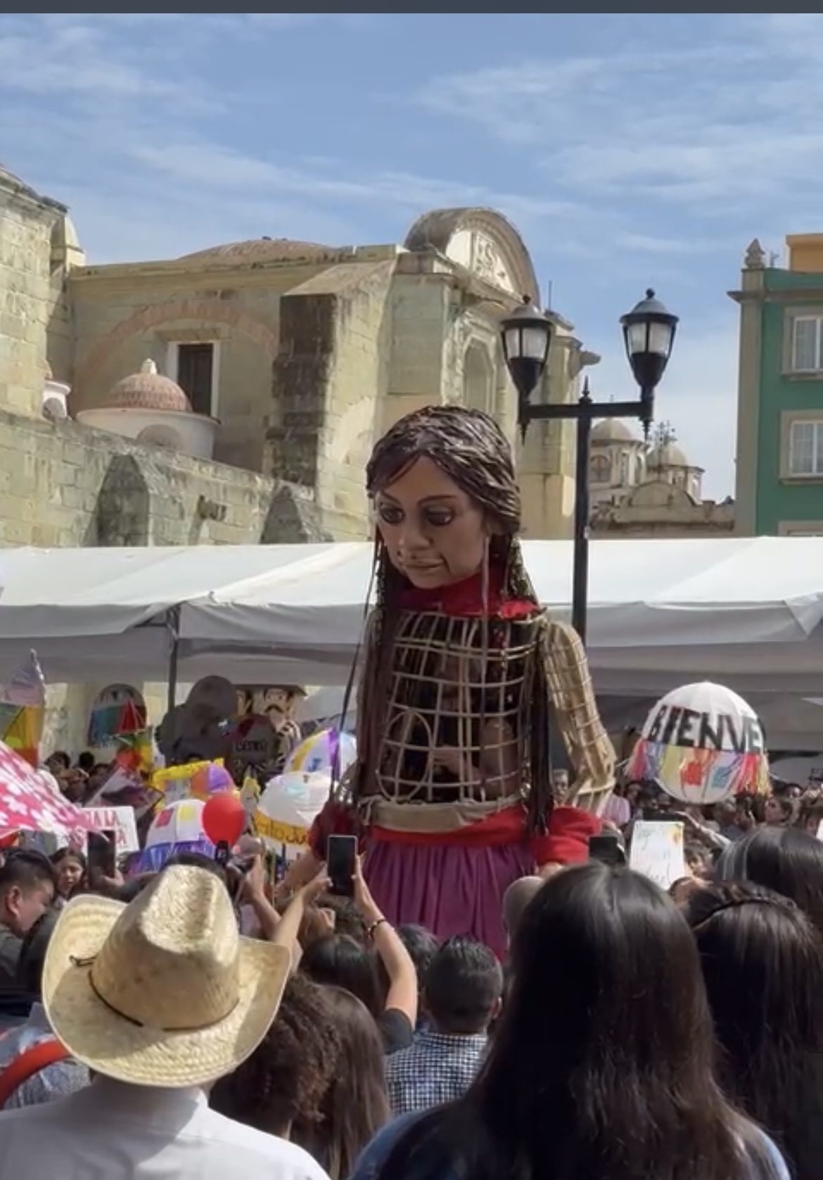 Amal baila a ritmo de Guelaguetza en un encuentro de fraternidad con la niñez de Oaxaca