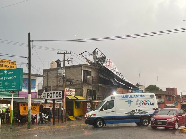 En Xoxo retiran espectaculares que representaban un riesgo para la ciudadanía.