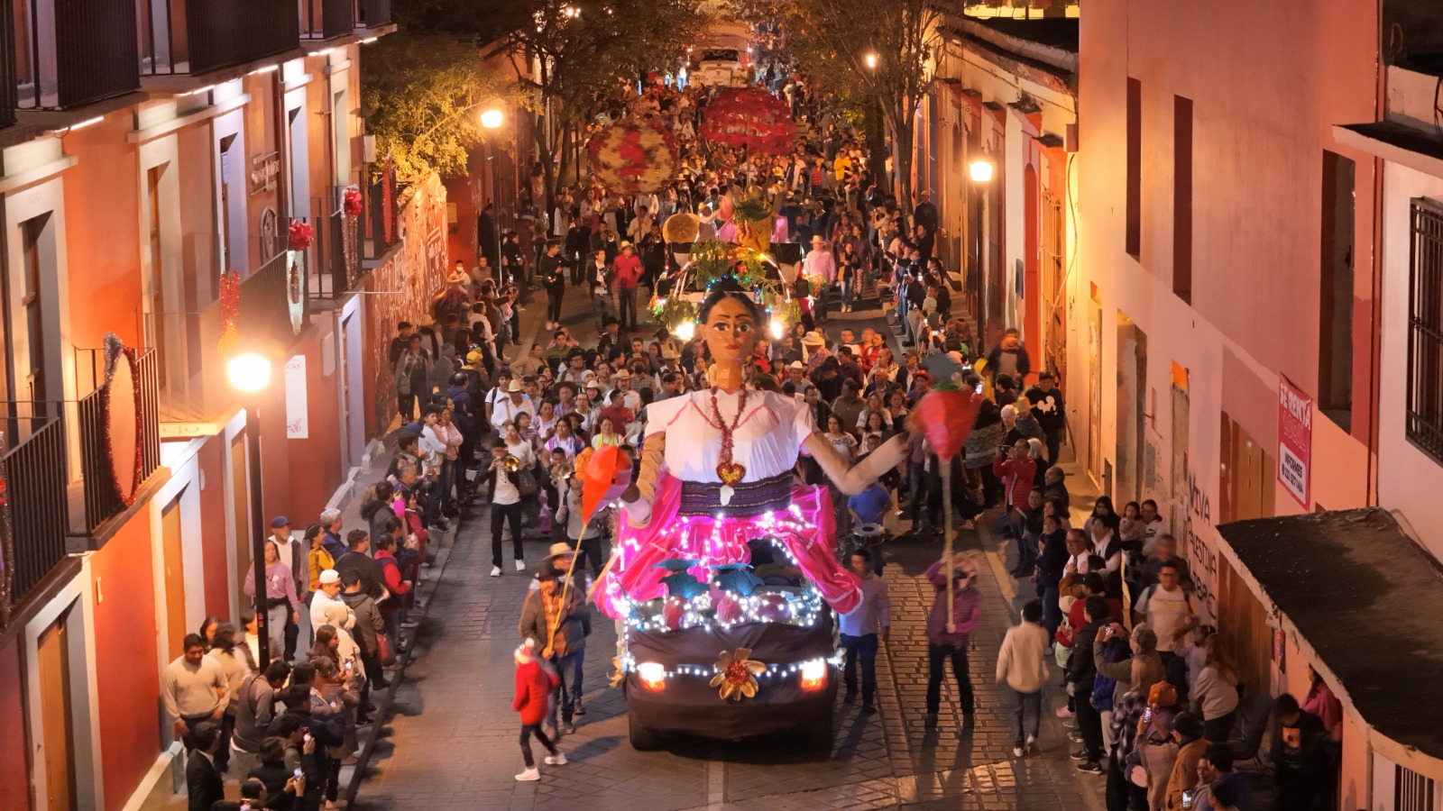 Celebra Gobierno de Oaxaca Primer Desfile de Noche de Rábanos