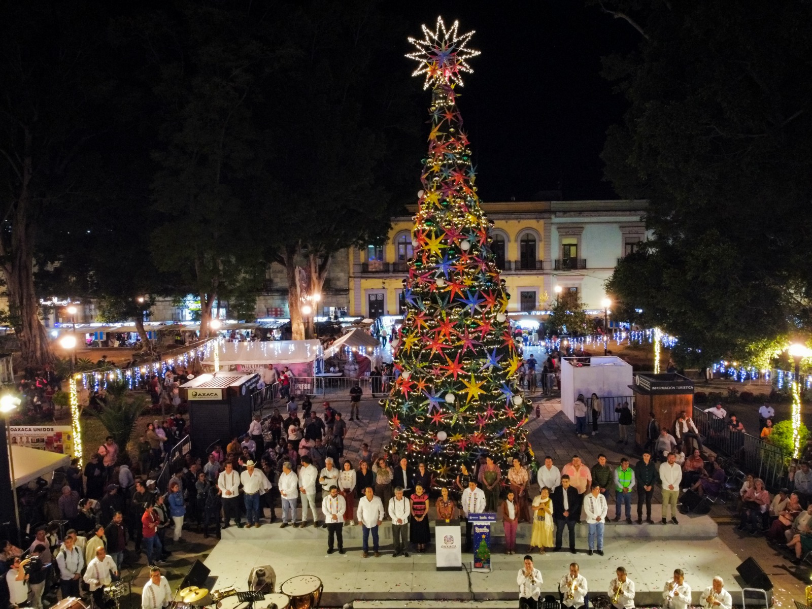 Encienden árbol navideño monumental en Oaxaca y anuncian la reinstalación de una pista de hilo Encienden árbol navideño monumental en Oaxaca y anuncian la reinstalación de una pista de hilo