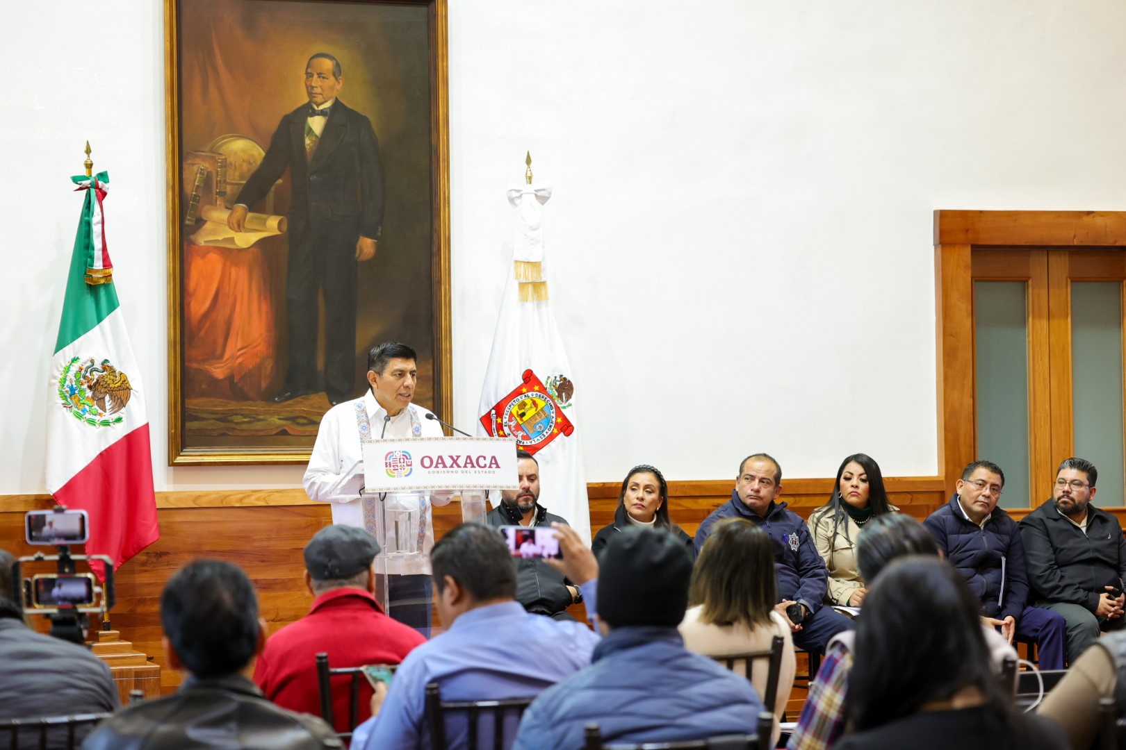 El gobernador de Oaxaca niega espiar a políticos y periodistas y acusa a sus antecesores de haber contratado a un espía arabe para atacar a sus opositores.