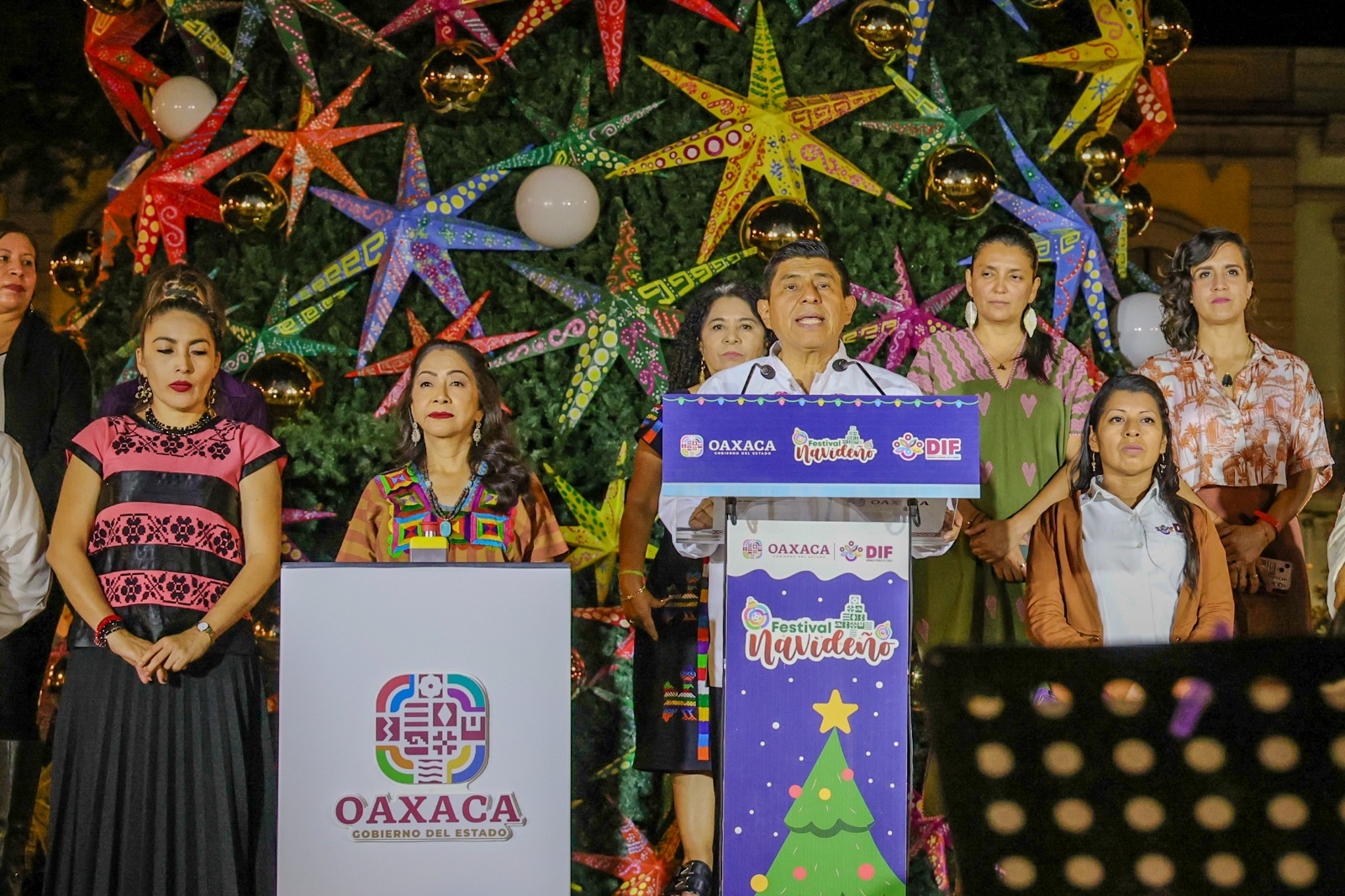 Con encendido de árbol de navidad comienzan las fiestas decembrinas en Oaxaca